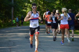 runners finishing while others start their run